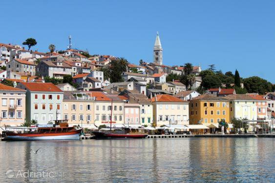App With A Lovely Patio Mali Losinj Bagian luar foto