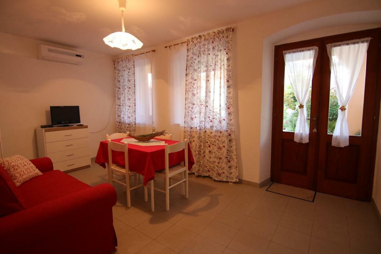 App With A Lovely Patio Mali Losinj Bagian luar foto