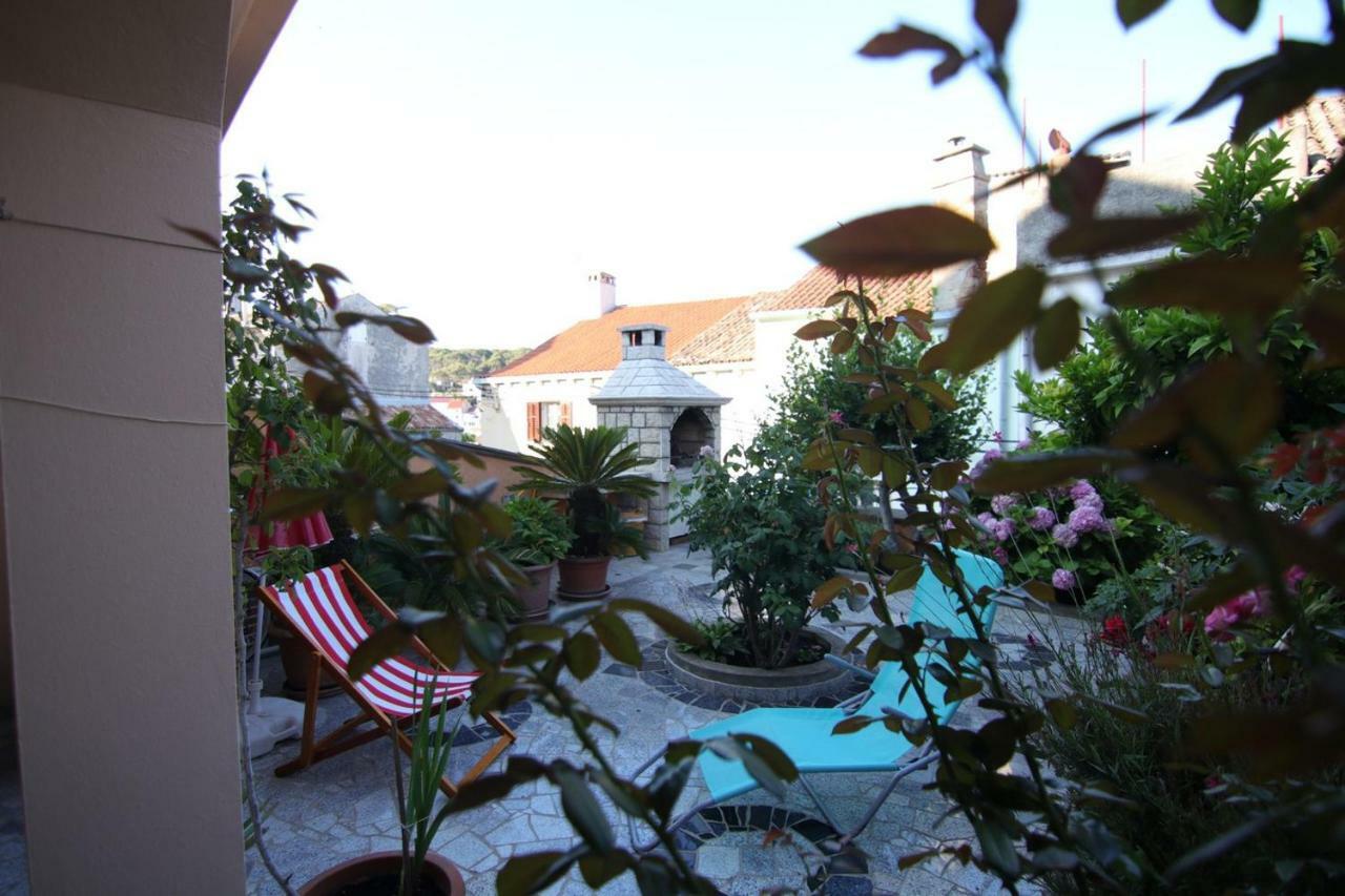 App With A Lovely Patio Mali Losinj Bagian luar foto