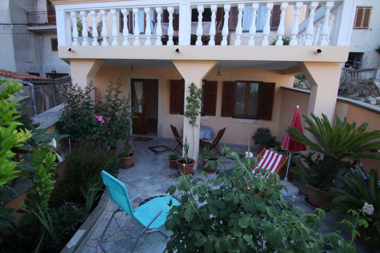 App With A Lovely Patio Mali Losinj Bagian luar foto