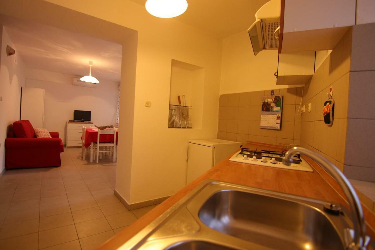 App With A Lovely Patio Mali Losinj Bagian luar foto