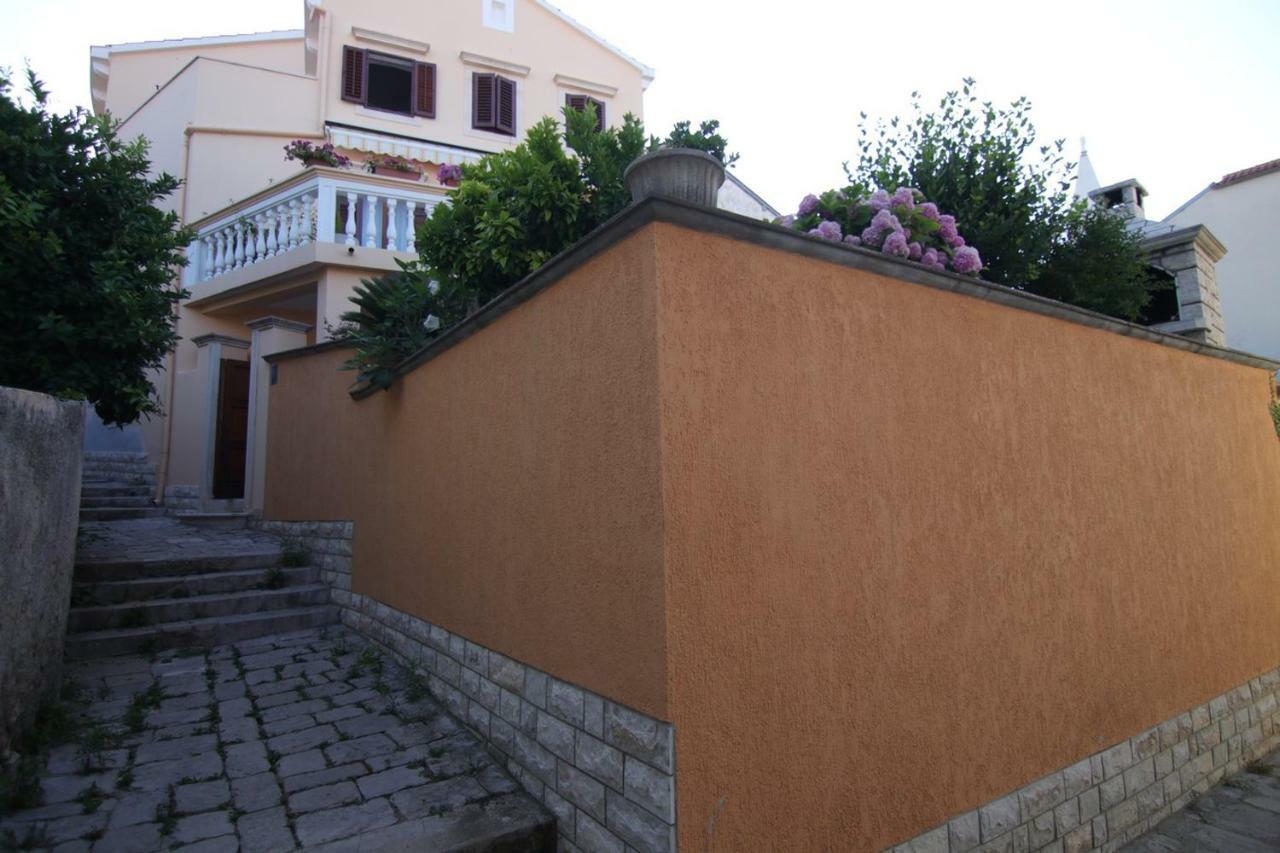 App With A Lovely Patio Mali Losinj Bagian luar foto