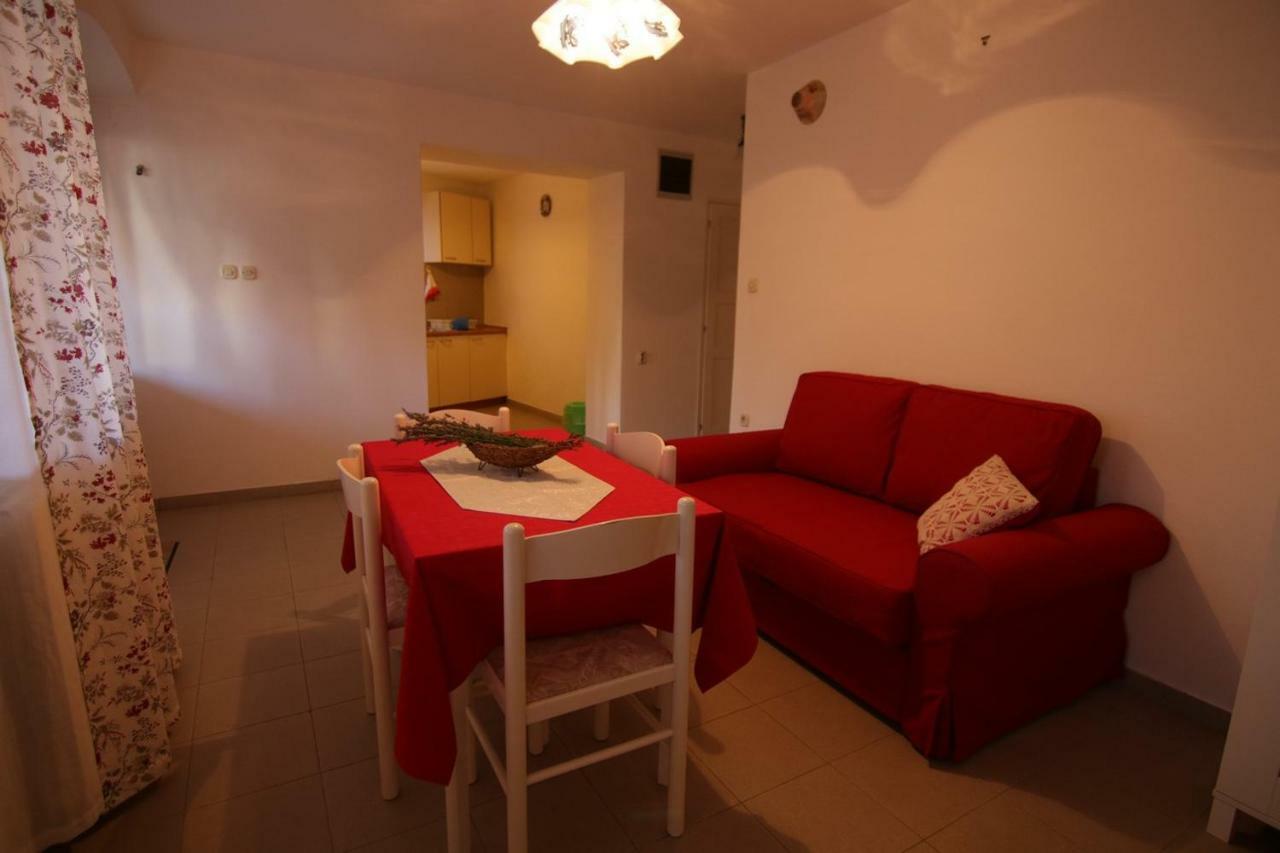 App With A Lovely Patio Mali Losinj Bagian luar foto