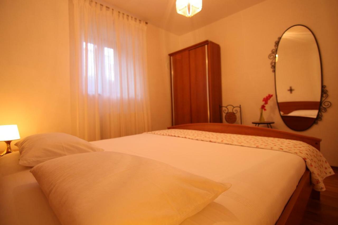 App With A Lovely Patio Mali Losinj Bagian luar foto