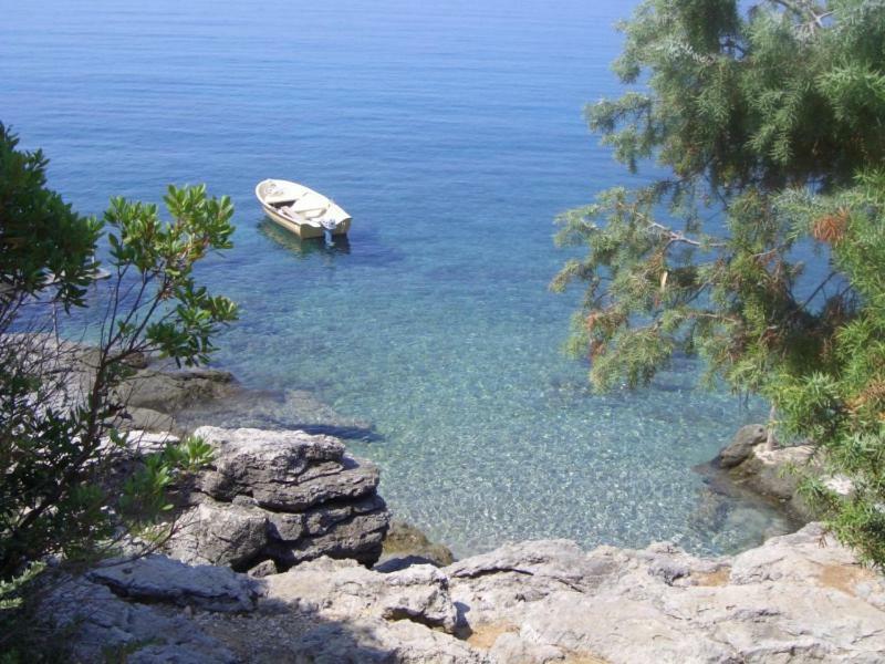 App With A Lovely Patio Mali Losinj Bagian luar foto