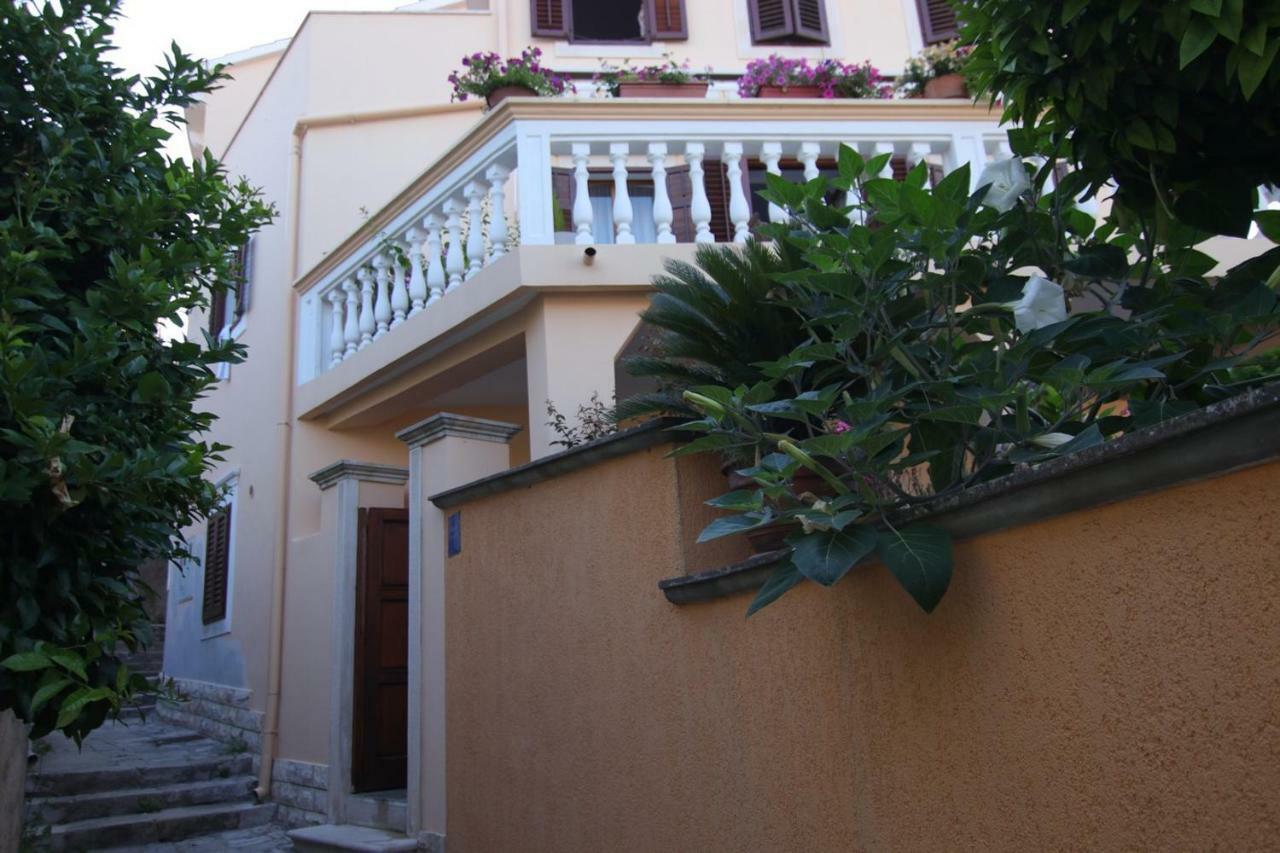 App With A Lovely Patio Mali Losinj Bagian luar foto