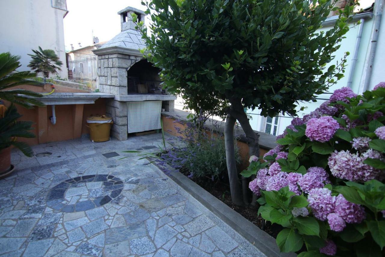 App With A Lovely Patio Mali Losinj Bagian luar foto