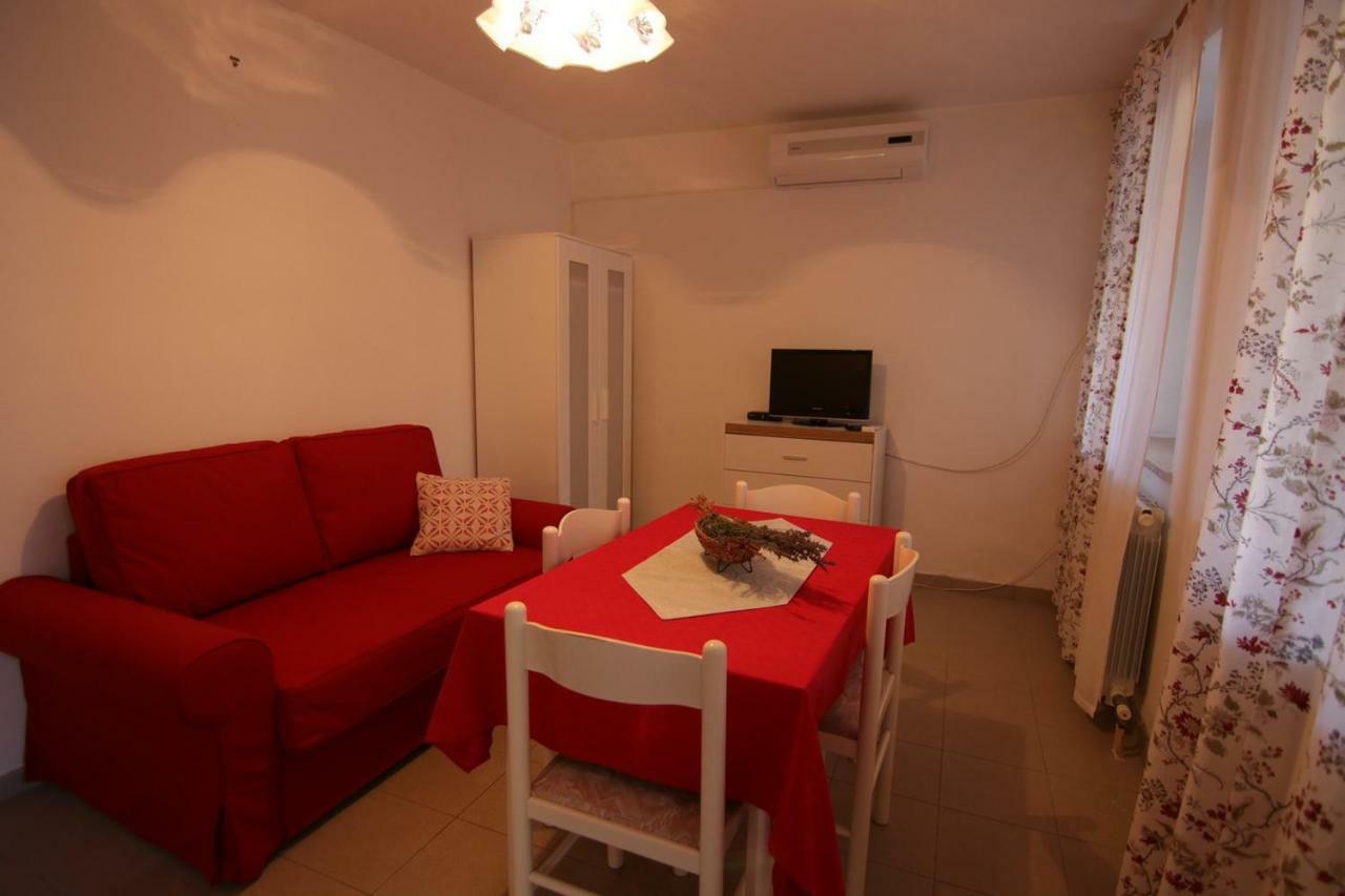 App With A Lovely Patio Mali Losinj Bagian luar foto
