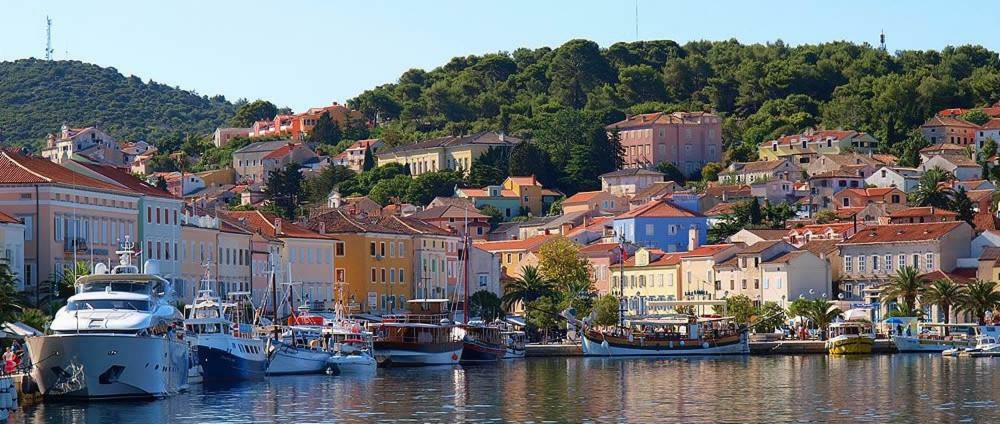 App With A Lovely Patio Mali Losinj Bagian luar foto