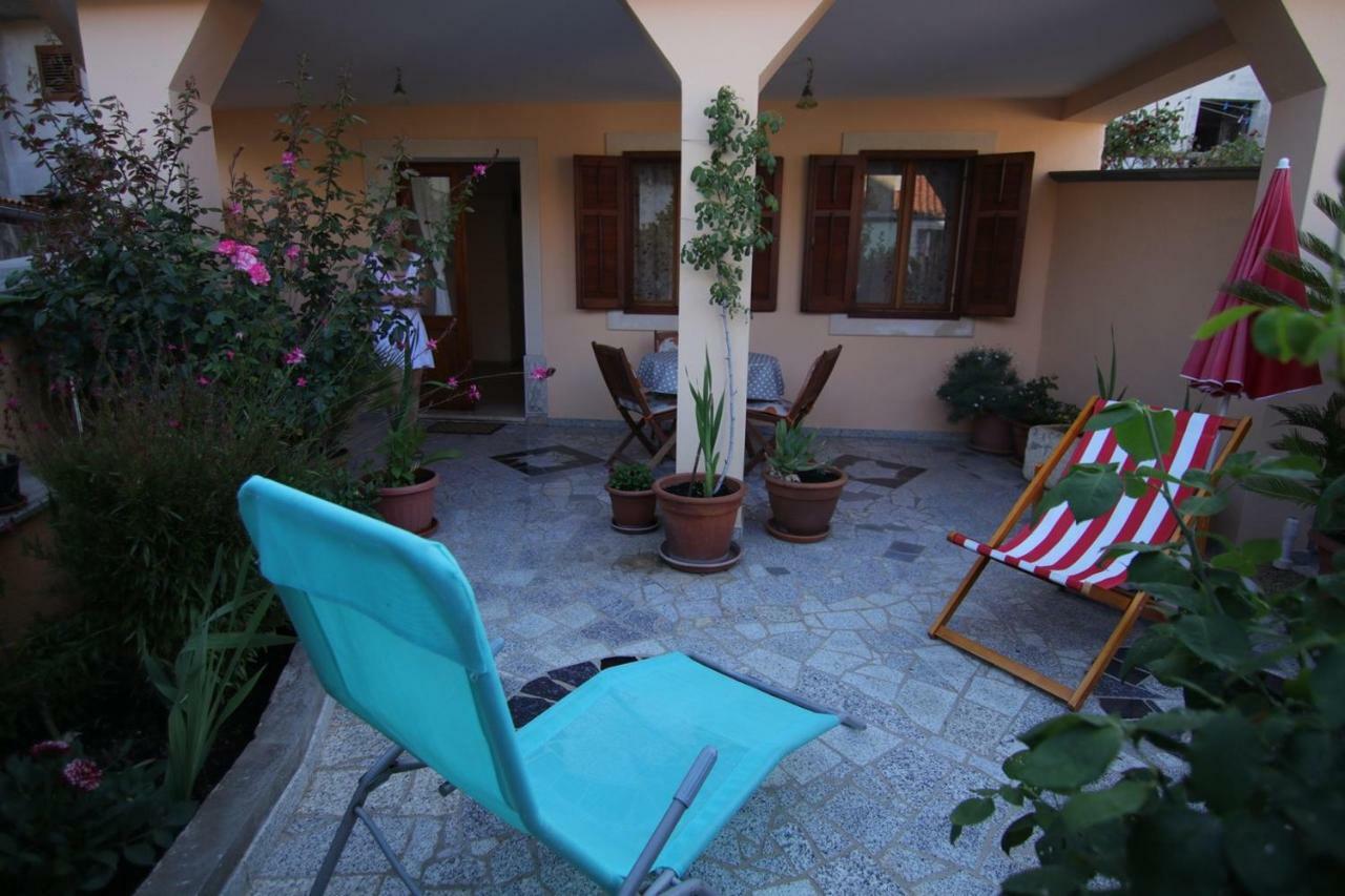App With A Lovely Patio Mali Losinj Bagian luar foto