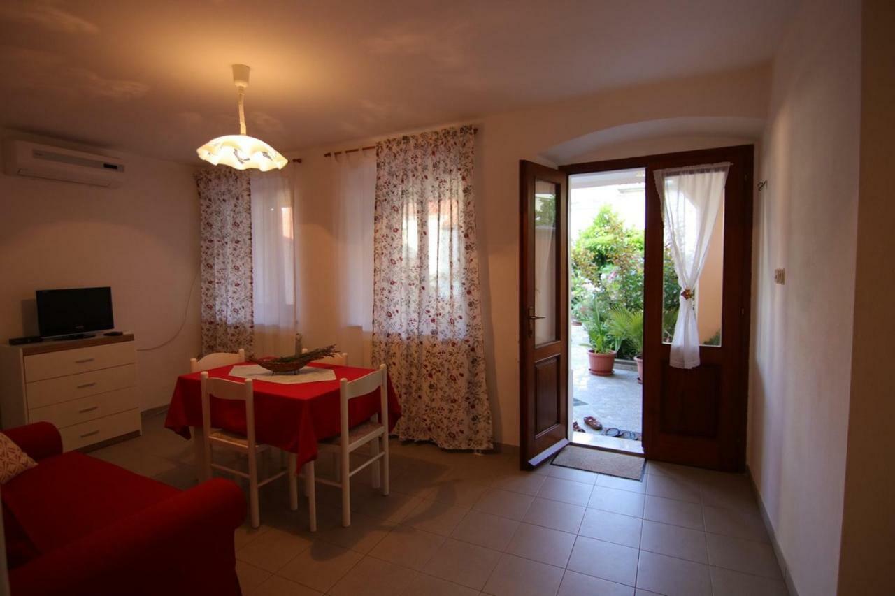 App With A Lovely Patio Mali Losinj Bagian luar foto