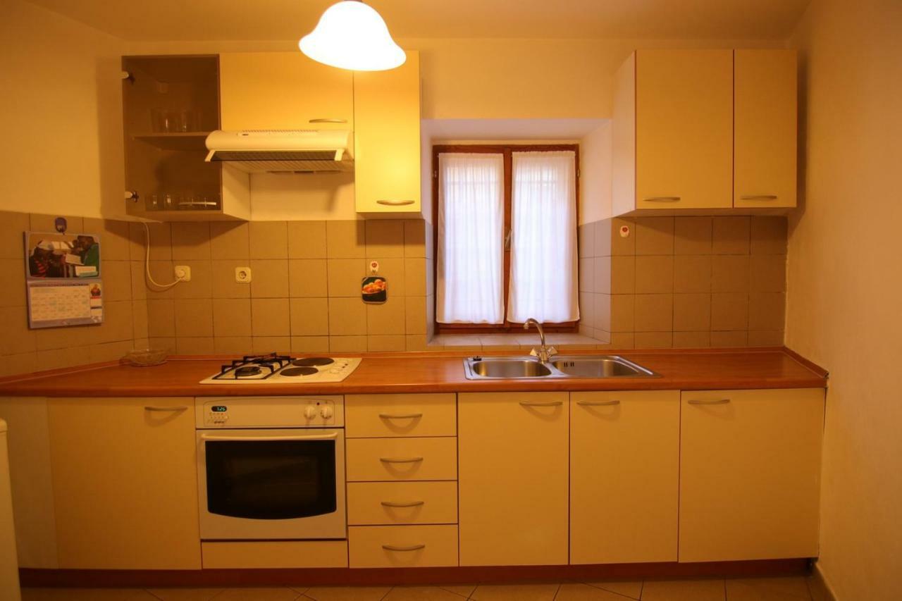 App With A Lovely Patio Mali Losinj Bagian luar foto